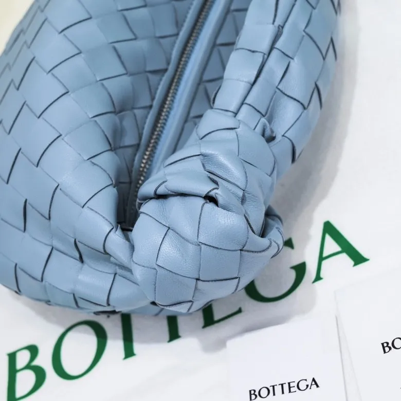 Batch 1120 small size haze blue 🔻BV Bottega Veneta's new early spring women's MINI JODIE handbag BV bag 🔥The new method is to round the corners on the original basis and knot the round hobo bag with classic woven leather. The most iconic triangular pull-out design, using sheepskin draped soft shape, is super suitable for concave shapes~ Jodie feels really gentle to people, and is definitely the best item for daily matching. It has the same weave, new elements and twists, is compact and versatile, and is the new favorite of street style Internet celebrities! Dimensions: 23x28x8 Model: 6699-1